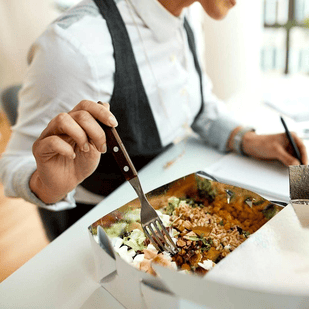 femme prenant son repas